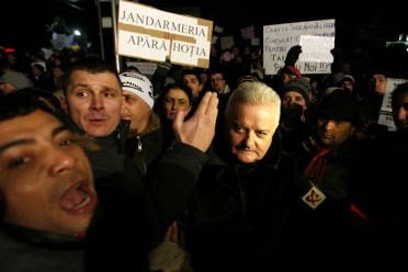 Vezi cum si-a luat-o Irinel Columbeanu in Piata Universitatii!