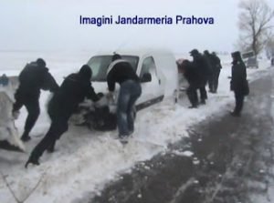 jandarmii-ajuta-la-dezsapezire